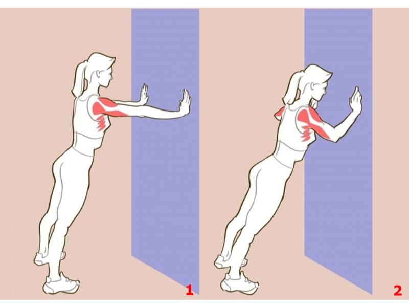 Hít đất với tường, phù hợp người mới bắt đầu.