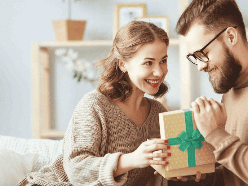 Món quà là cách gắn kết tình cảm lứa đôi