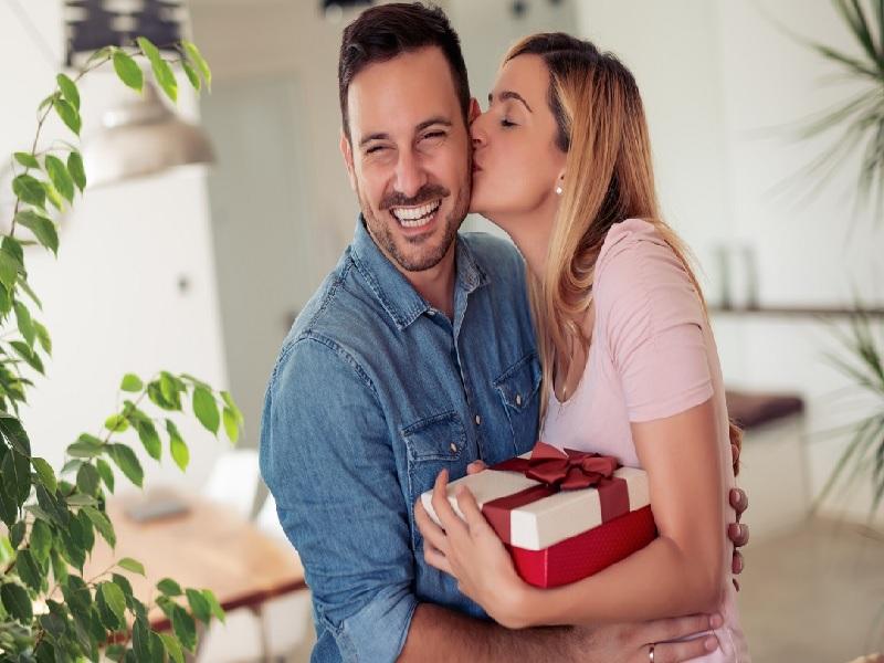 Món quà và lời chúc chân thành