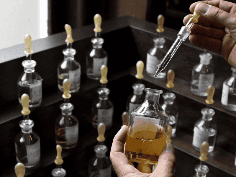 Nguyên liệu quý là một trong các yếu tố ảnh hưởng đến mức giá của một chai nước hoa