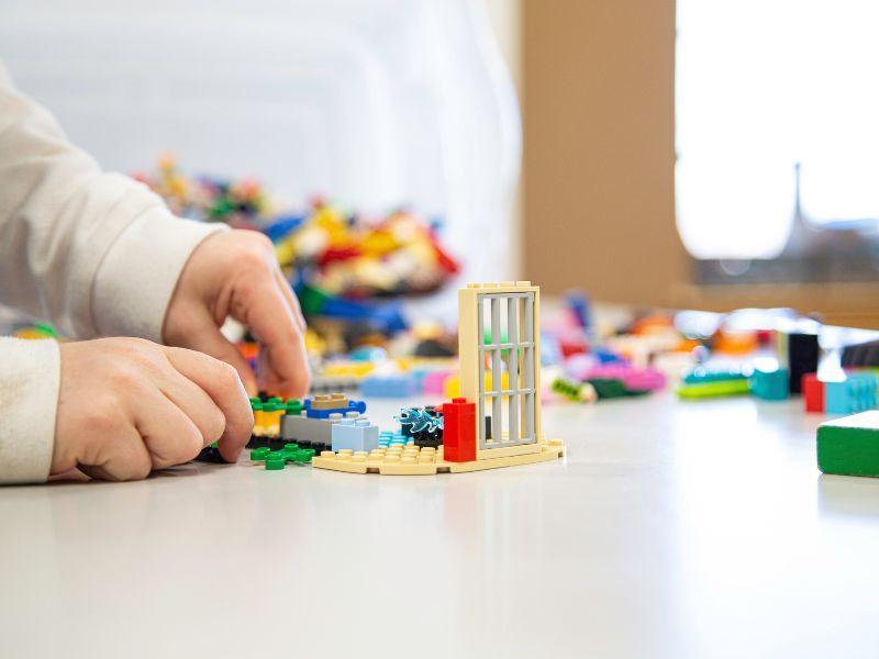 Lego là gợi ý quà tặng giúp tăng kỹ năng cho trẻ