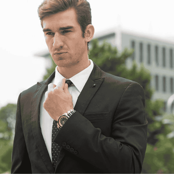 Đồ công sở phối với đồng hồ kim loại giúp nam giới toát lên vẻ lịch lãm