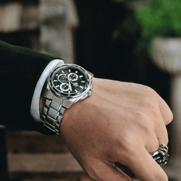 Đồng hồ nam góp phần tạo nên vẻ đẹp tổng thể cho bộ đồ