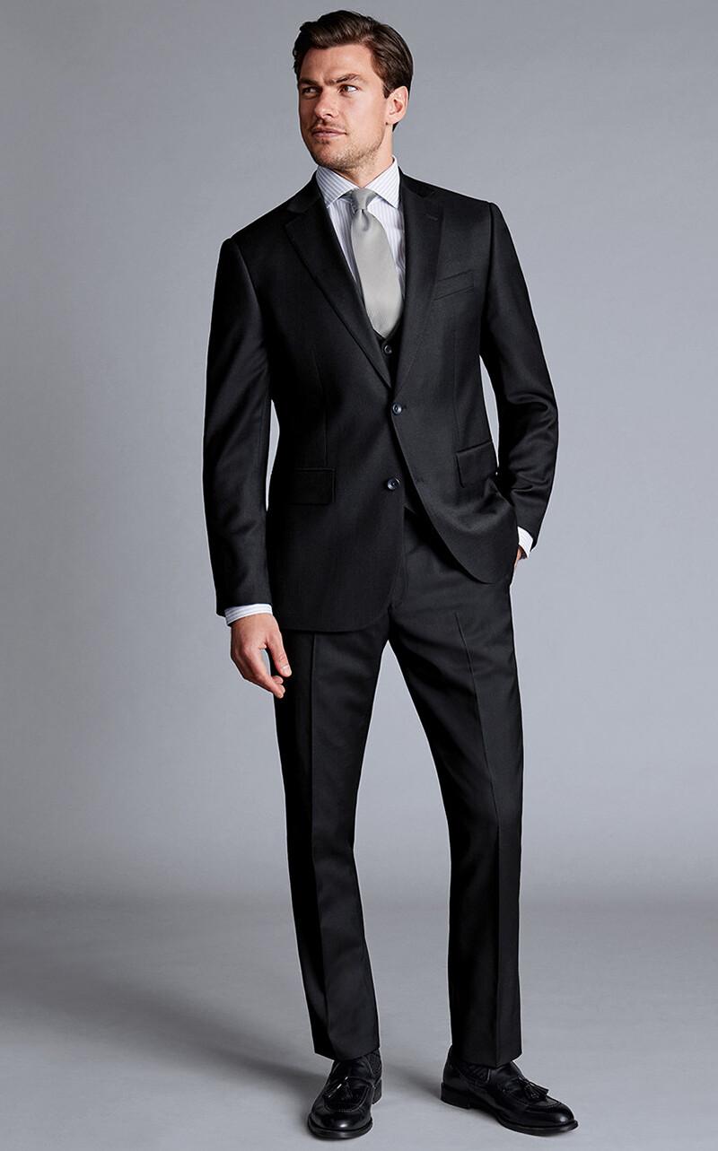 Suit 3 mảnh được thiết kế thêm phần áo vest phía trong áo khoác mang đến vẻ ngoài nổi bật, lịch lãm và trang trọng 