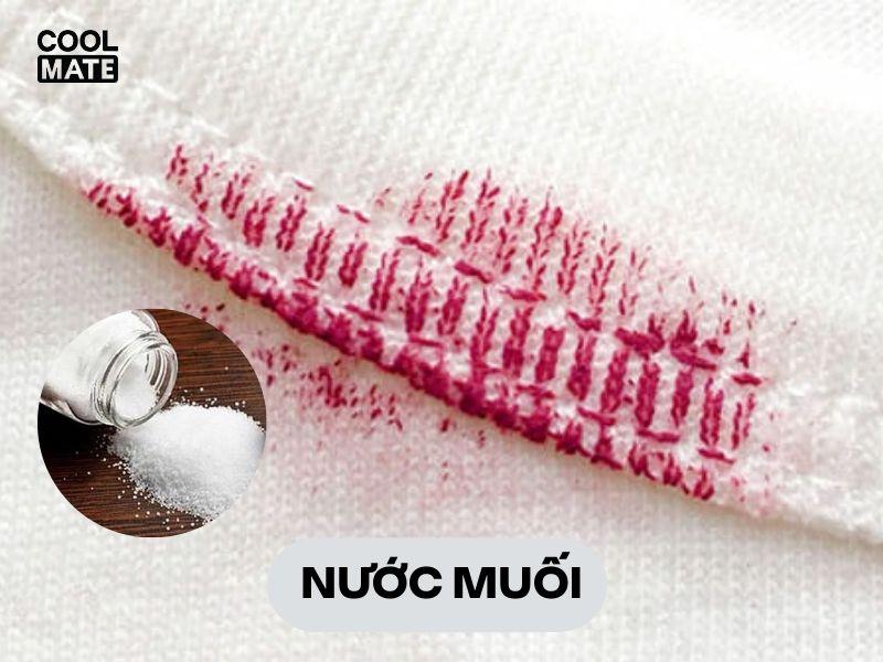 Dùng nước muối để xóa bỏ vết son 