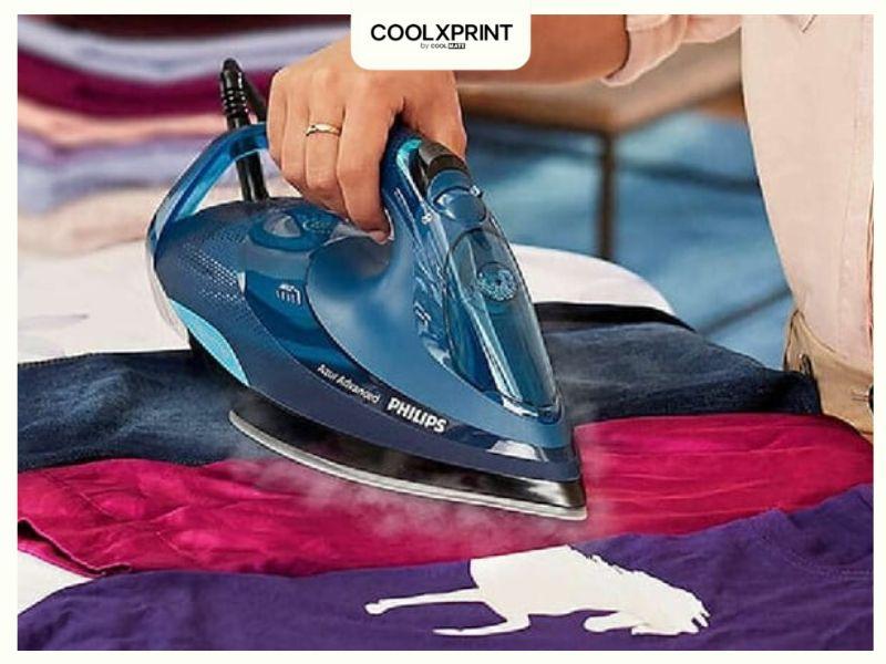 Xóa chữ in trên áo đá bóng bằng bàn ủi và khăn ướt