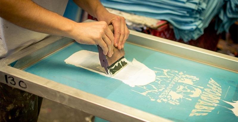 Công nghệ in lụa tạo ra màu sắc phong phú và bền màu trên áo bóng đá
