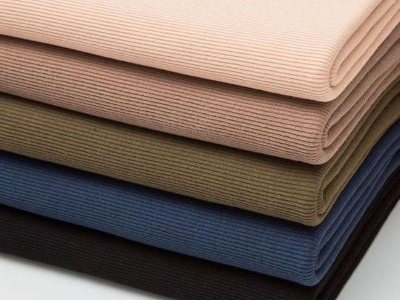 Chạm tay v&agrave;o vải để cảm nhận