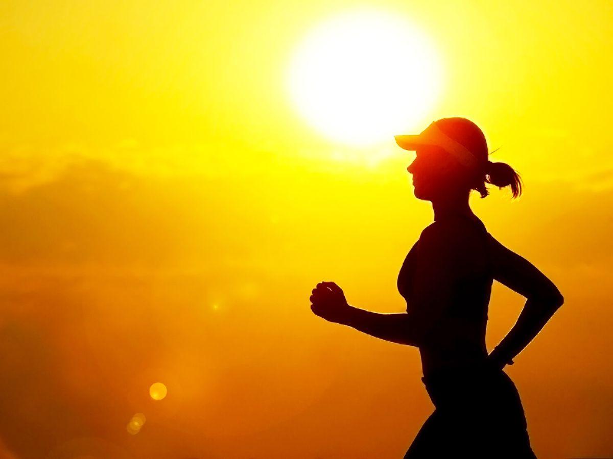 Tránh chạy vào thời điểm tia UV hoạt động mạnh nhất và nhiệt độ ngoài trời cao