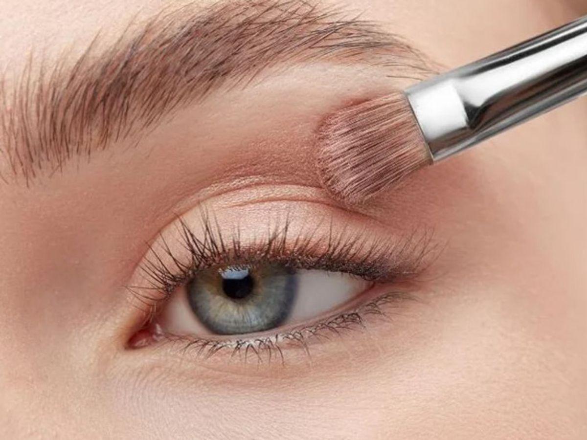 Trang điểm mắt nhẹ giúp tăng thần thái và dễ kết hợp với nhiều phong cách