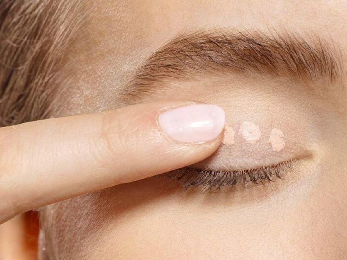 Kem lót giúp làm mịn vùng mắt và lâu trôi
