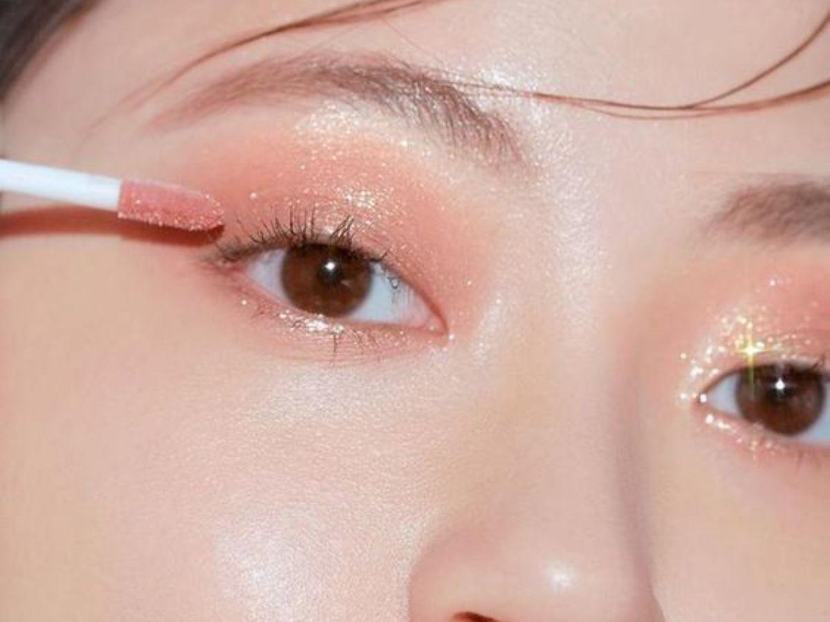 Phấn mắt hồng đất, eyeliner mảnh và mascara nhẹ tạo nên vẻ ngoài thanh lịch và dễ gần