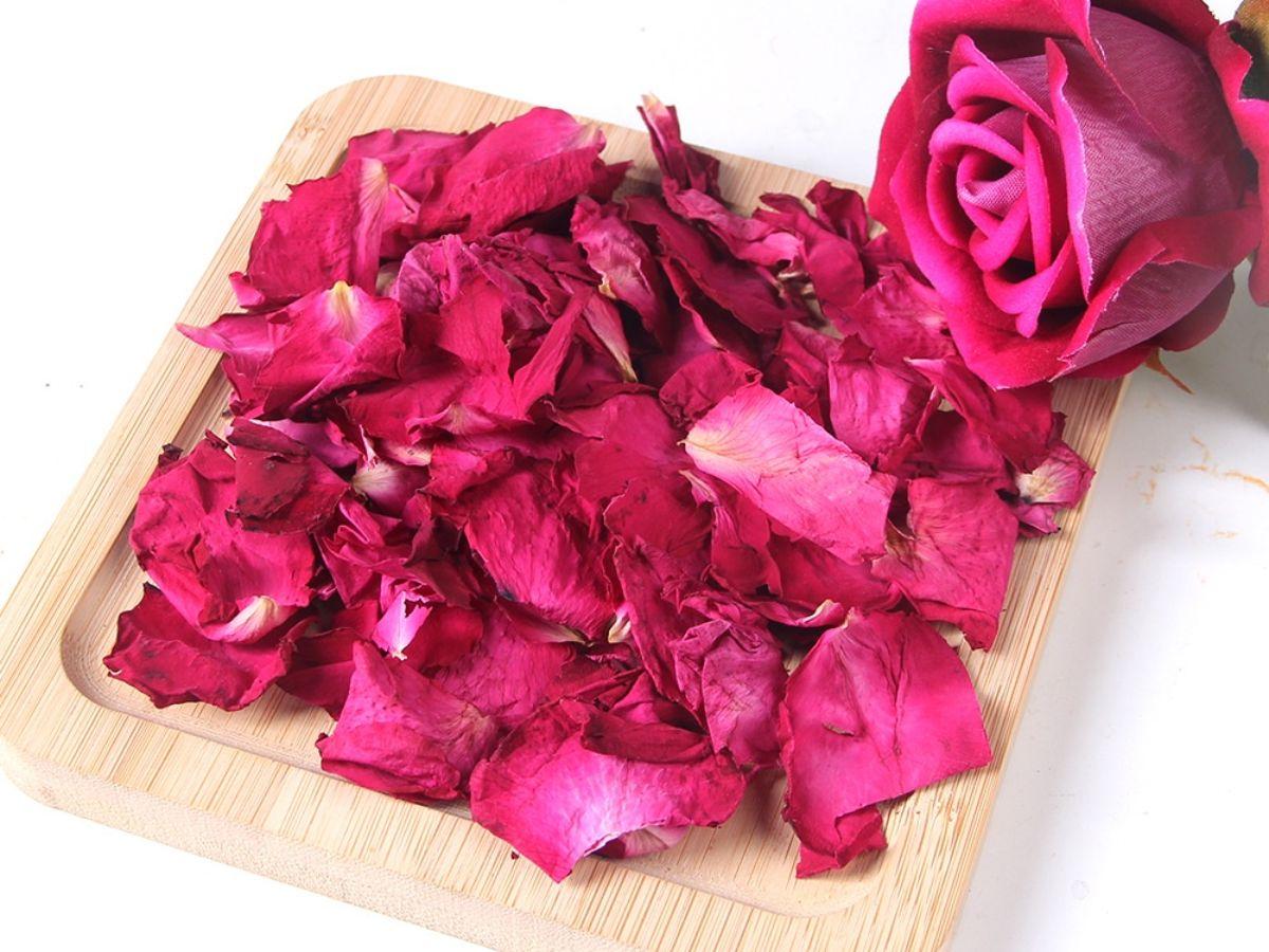Cánh hoa hồng tươi là nguyên liệu tự nhiên giúp tạo hương thơm dịu nhẹ