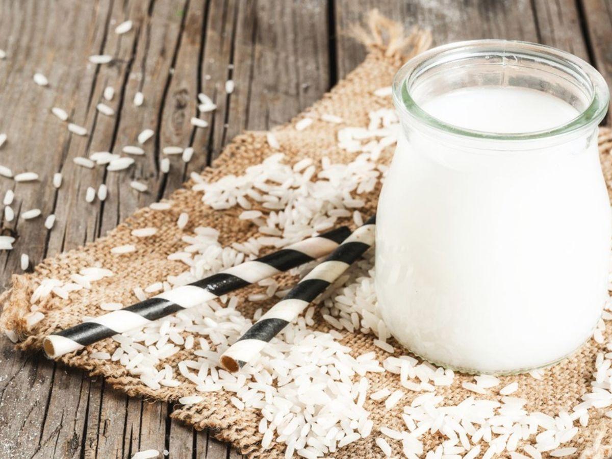 Nước vo gạo lắng kỹ là nguyên liệu tự nhiên giúp dưỡng sáng và làm mềm da