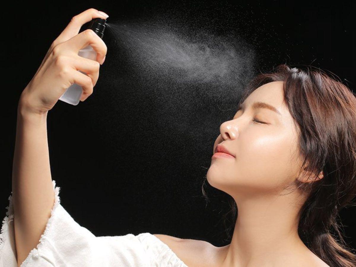 Thao tác đúng khi xịt khoáng để dưỡng chất lan tỏa đều trên da
