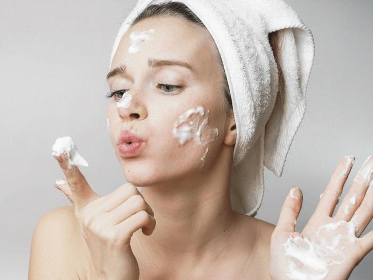 Rửa mặt đúng cách bằng các loại sữa rửa mặt