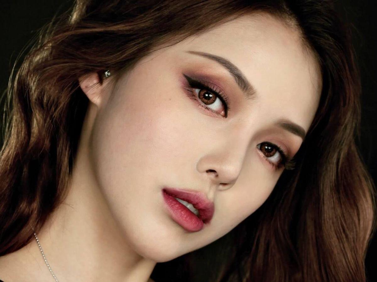 Son Đỏ Quyến Rũ Và Eyeliner Mắt Mèo Kinh Điển