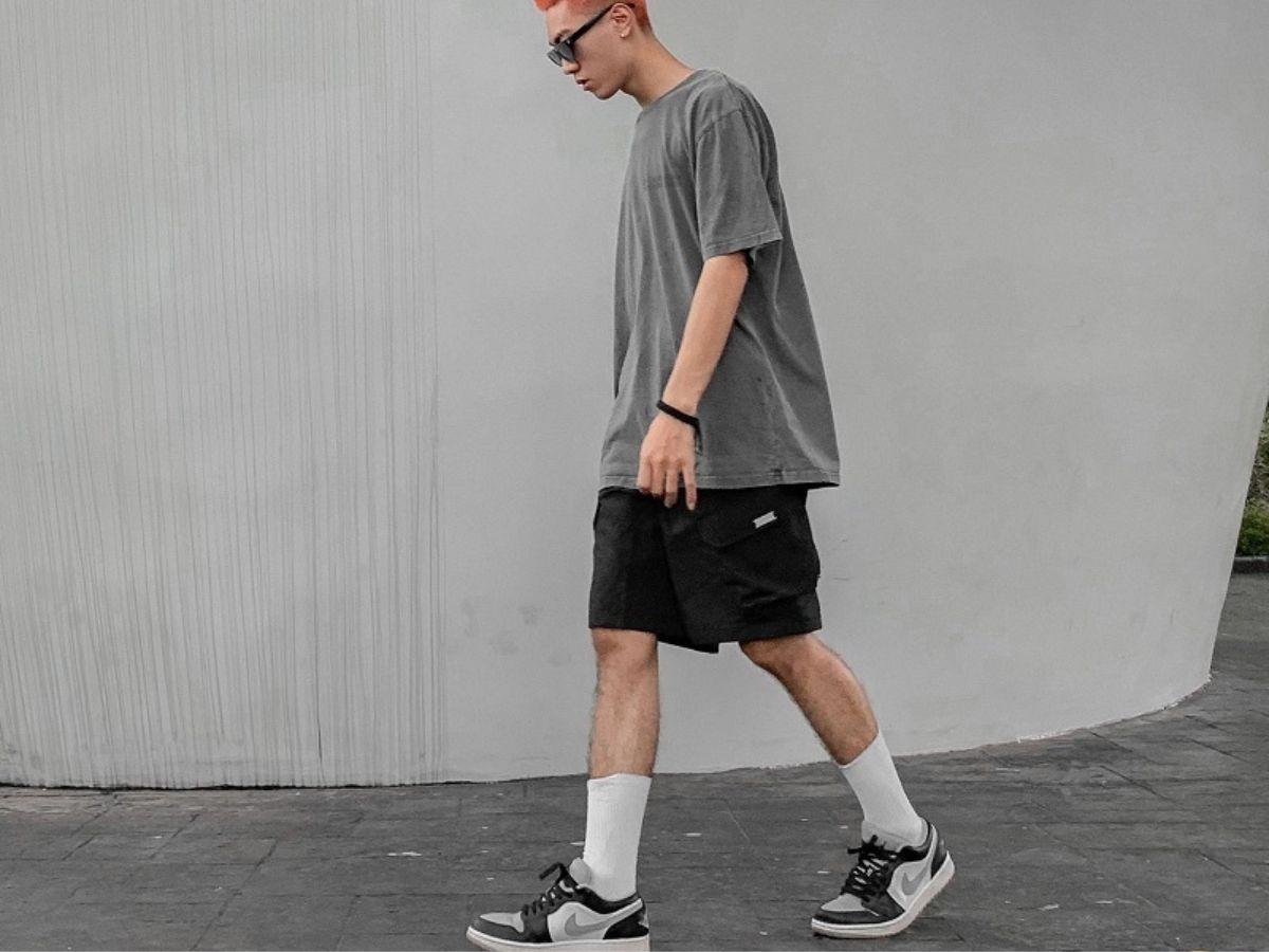 Sneaker đen hoặc xám lại tạo ấn tượng mạnh mẽ
