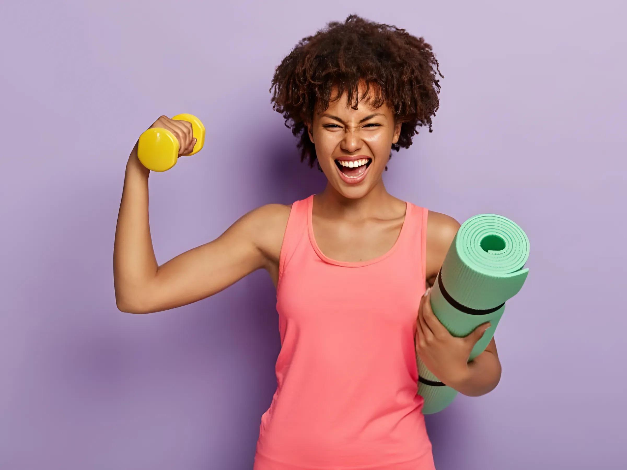 Phụ nữ tập gym giúp tăng năng lượng