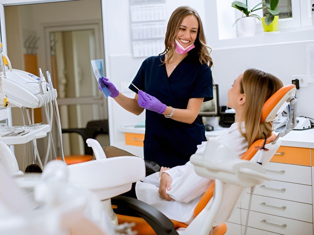 Tham khảo bác sĩ để được tư vấn kỹ càng khi đính đá lên răng