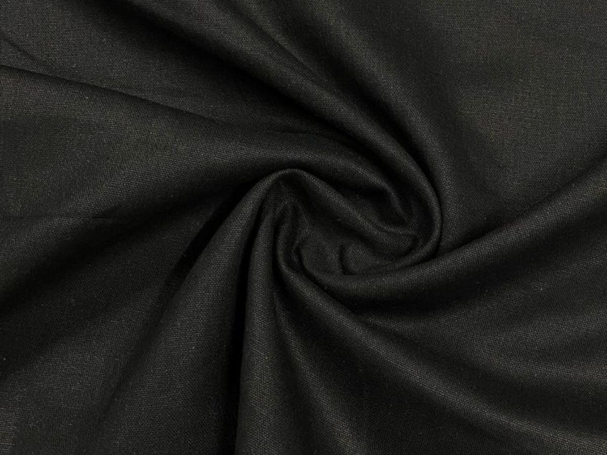 Kết hợp các chất liệu trong cùng bộ trang phục all black để tạo chiều sâu