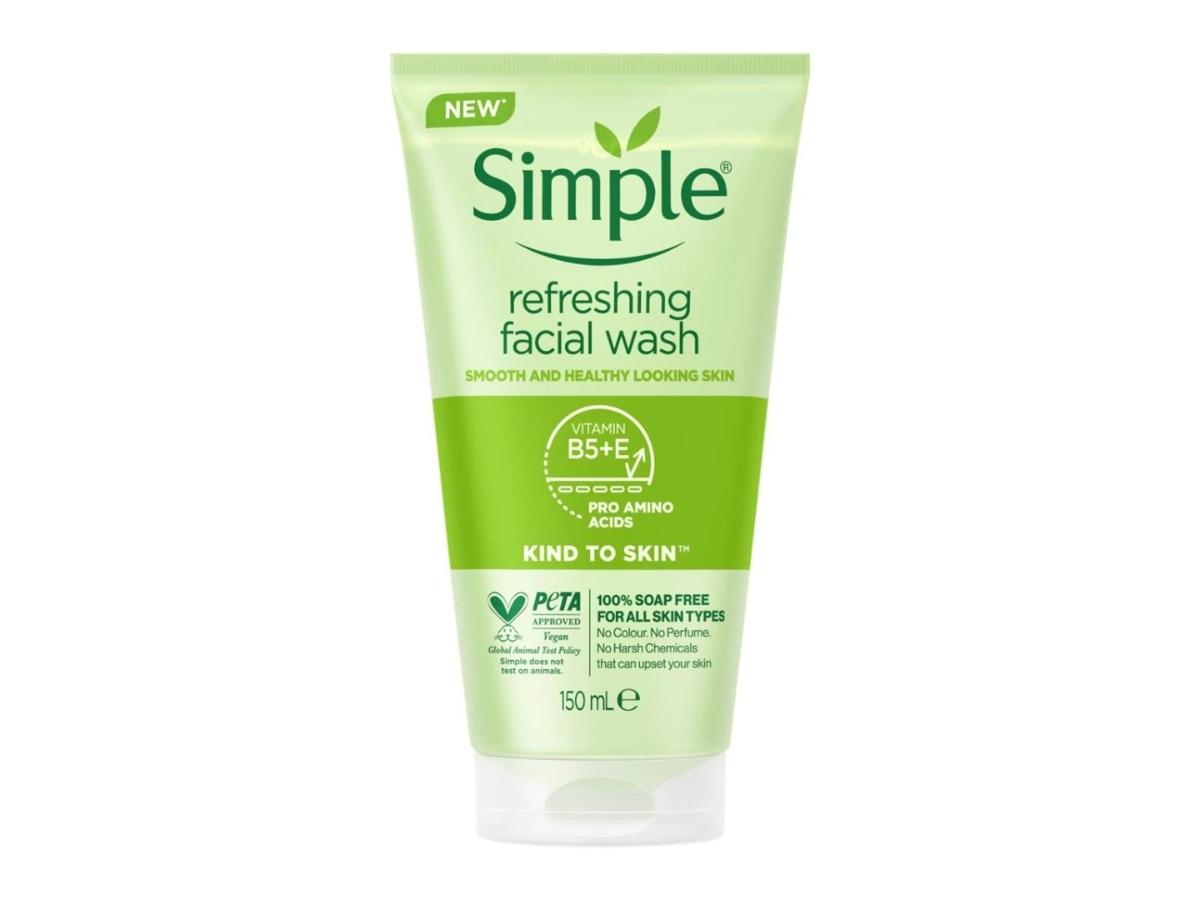 Simple Kind To Skin Refreshing Facial Wash c&oacute; kết cấu dạng gel l&agrave;m sạch da nhẹ nh&agrave;ng