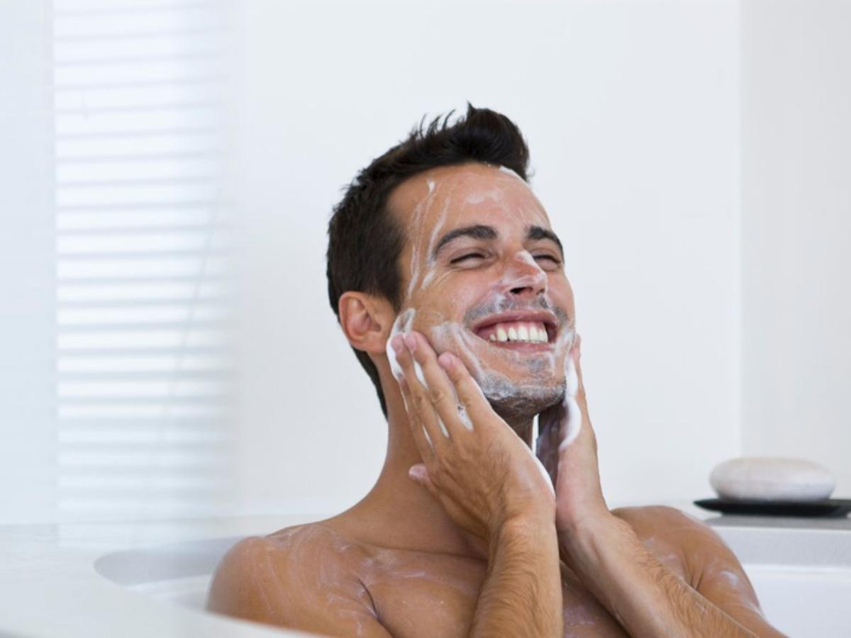 Nam giới n&ecirc;n sử dụng c&aacute;c loại sữa rửa mặt ri&ecirc;ng biệt