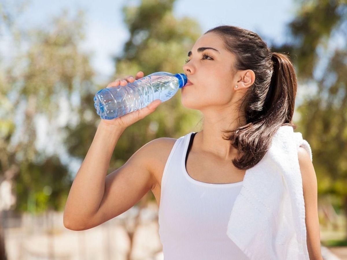 Uống đủ nước duy trì hiệu suất và hỗ trợ phục hồi cơ thể