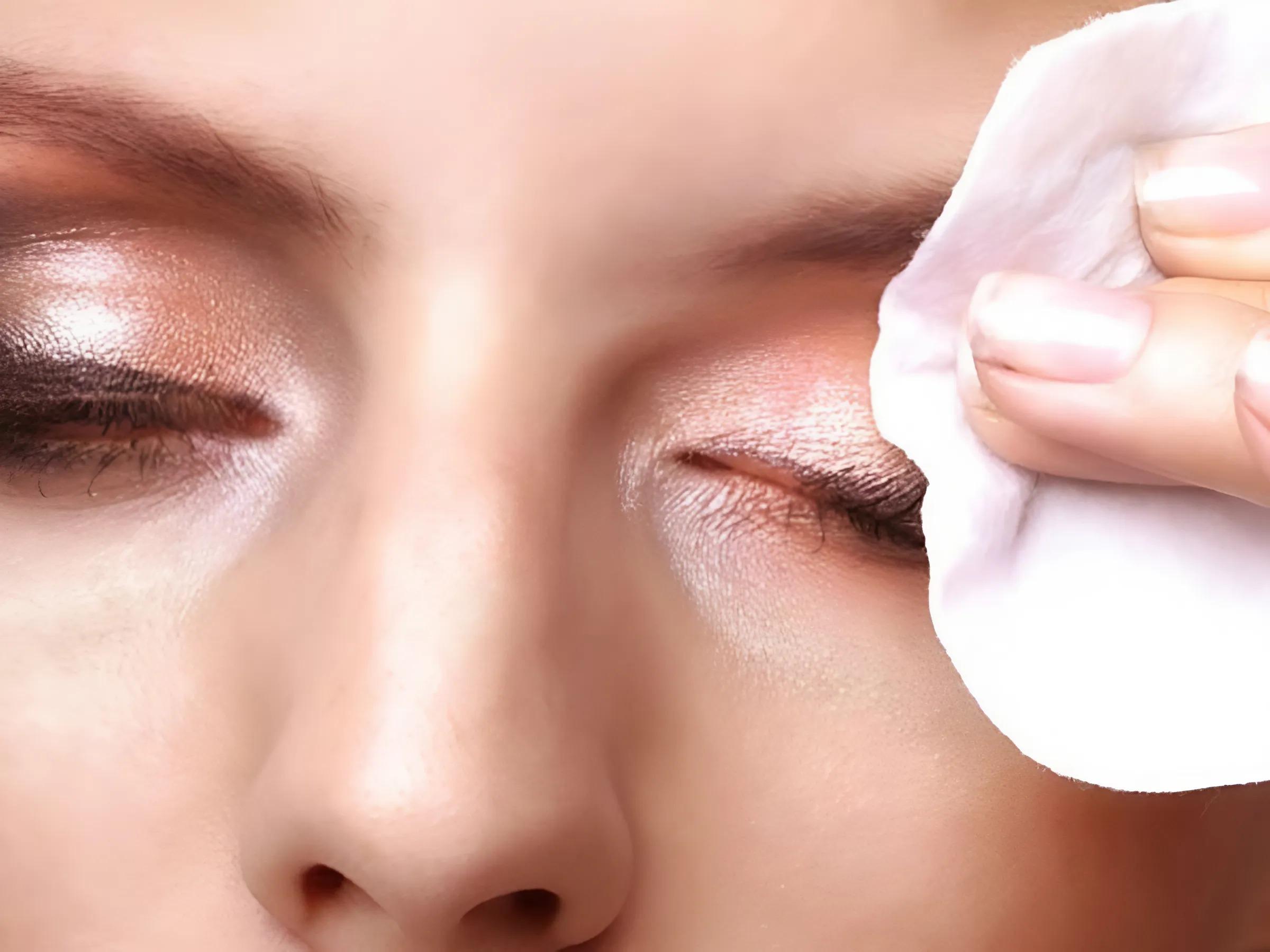 Vì sao tẩy trang mặt thông thường không sạch được makeup mắt môi ?
