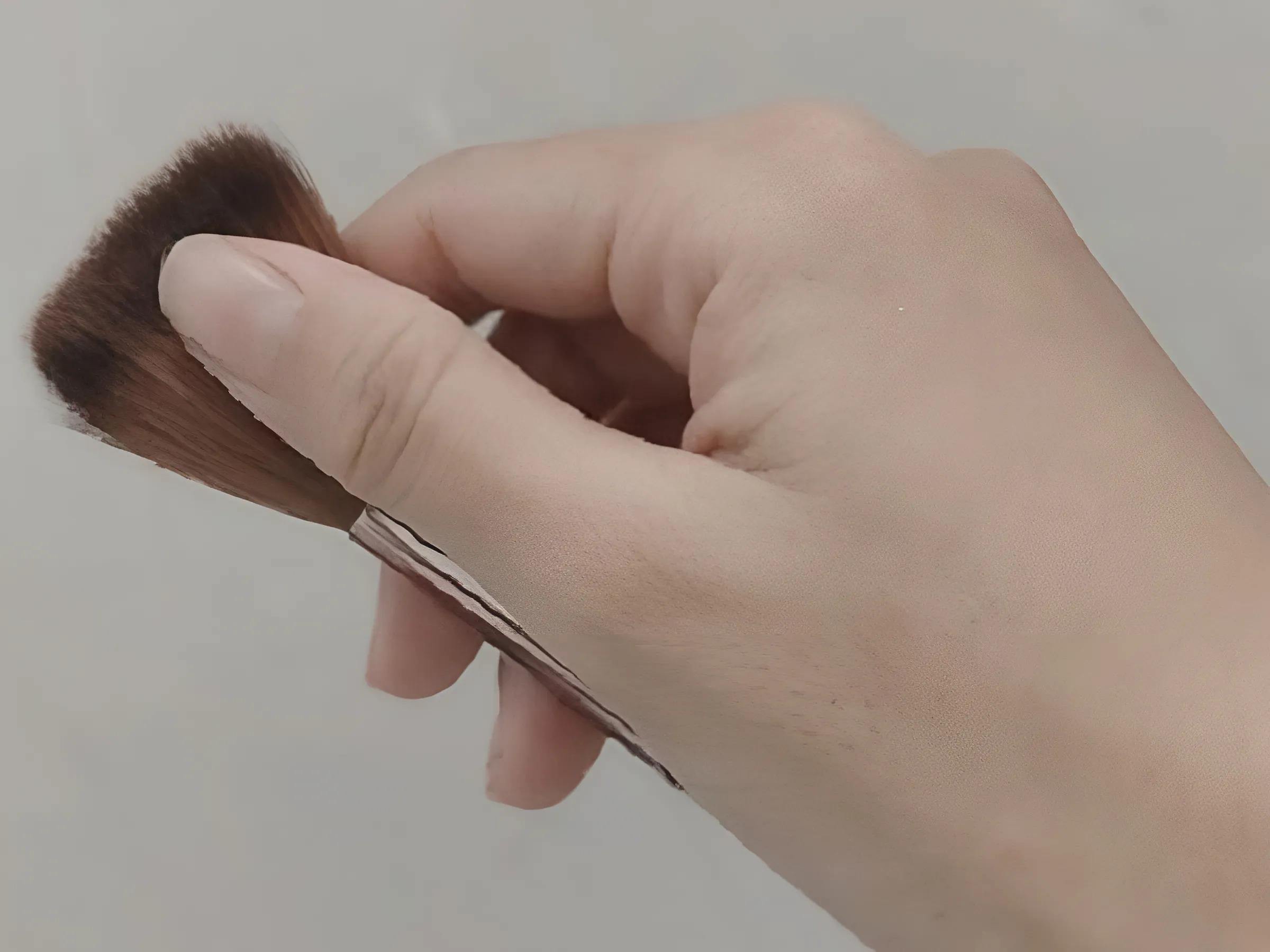 Vắt Nhẹ Nước Thừa Và Vuốt Lại Dáng Cọ
