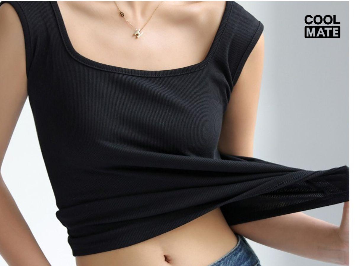 Mặc áo croptop hai dây màu pastel, phối cùng quần jogger