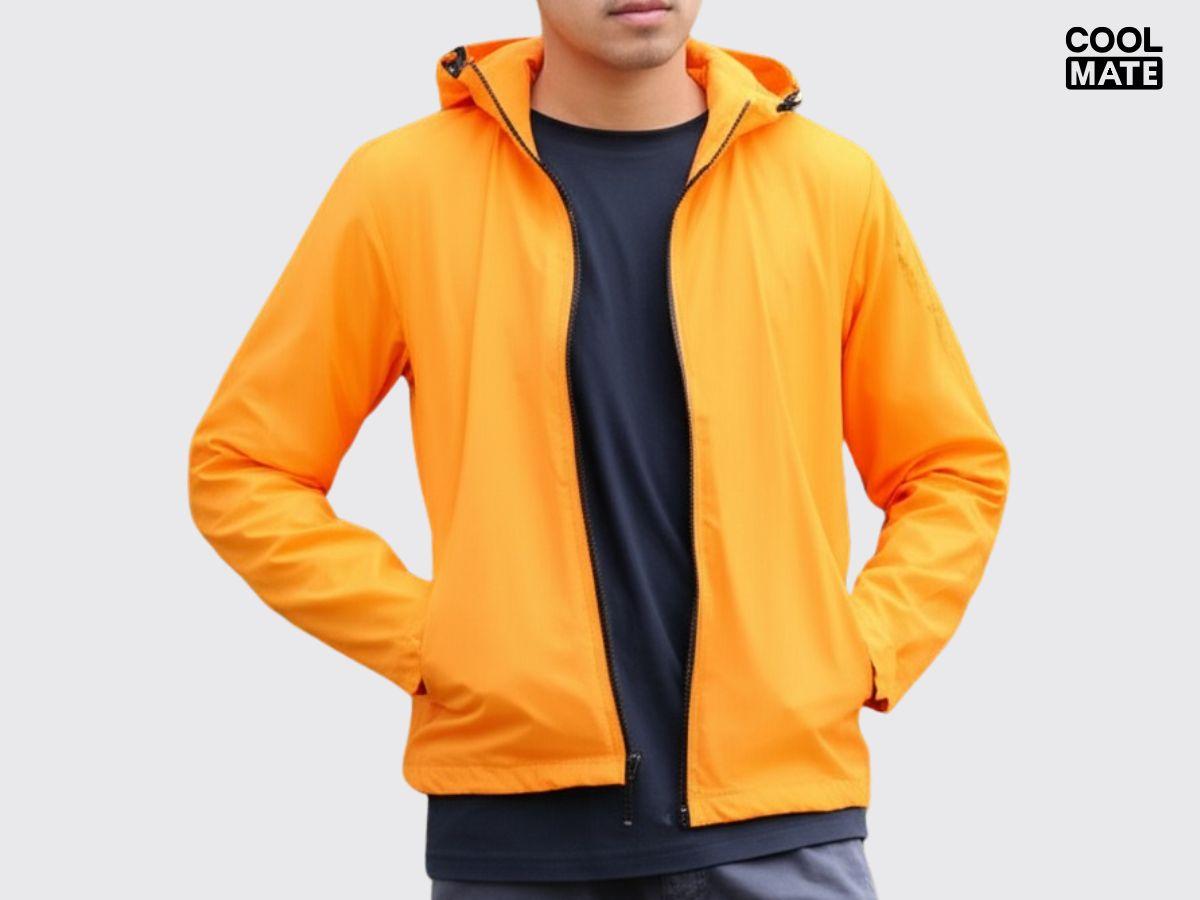 Một chiếc áo khoác nhẹ làm từ vải nylon thoáng khí, có mũ cho thời tiết nắng nóng đặc trưng của miền Nam