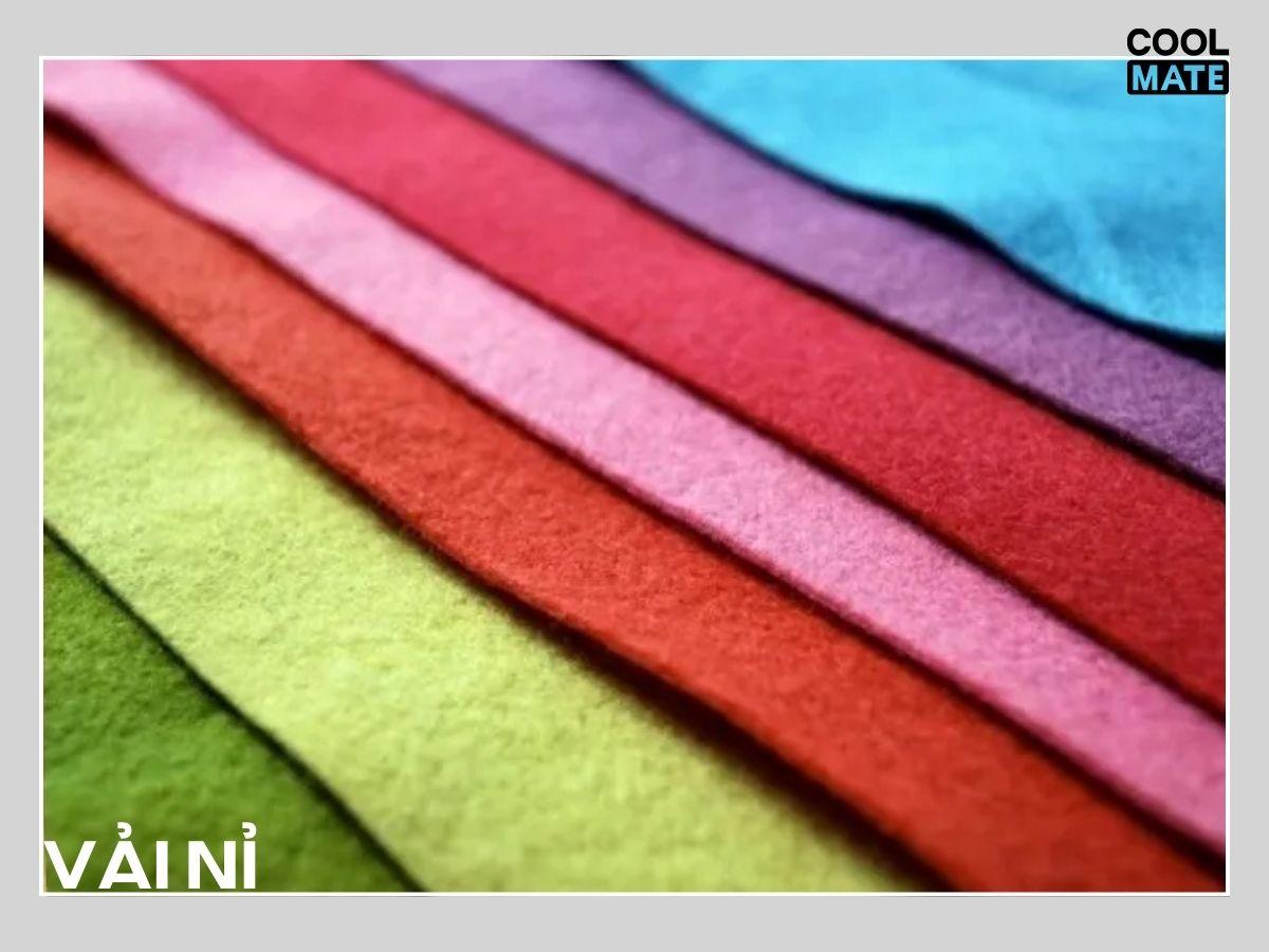 Áo khoác từ vải nỉ giữ ấm tất, giá cả phải chăng