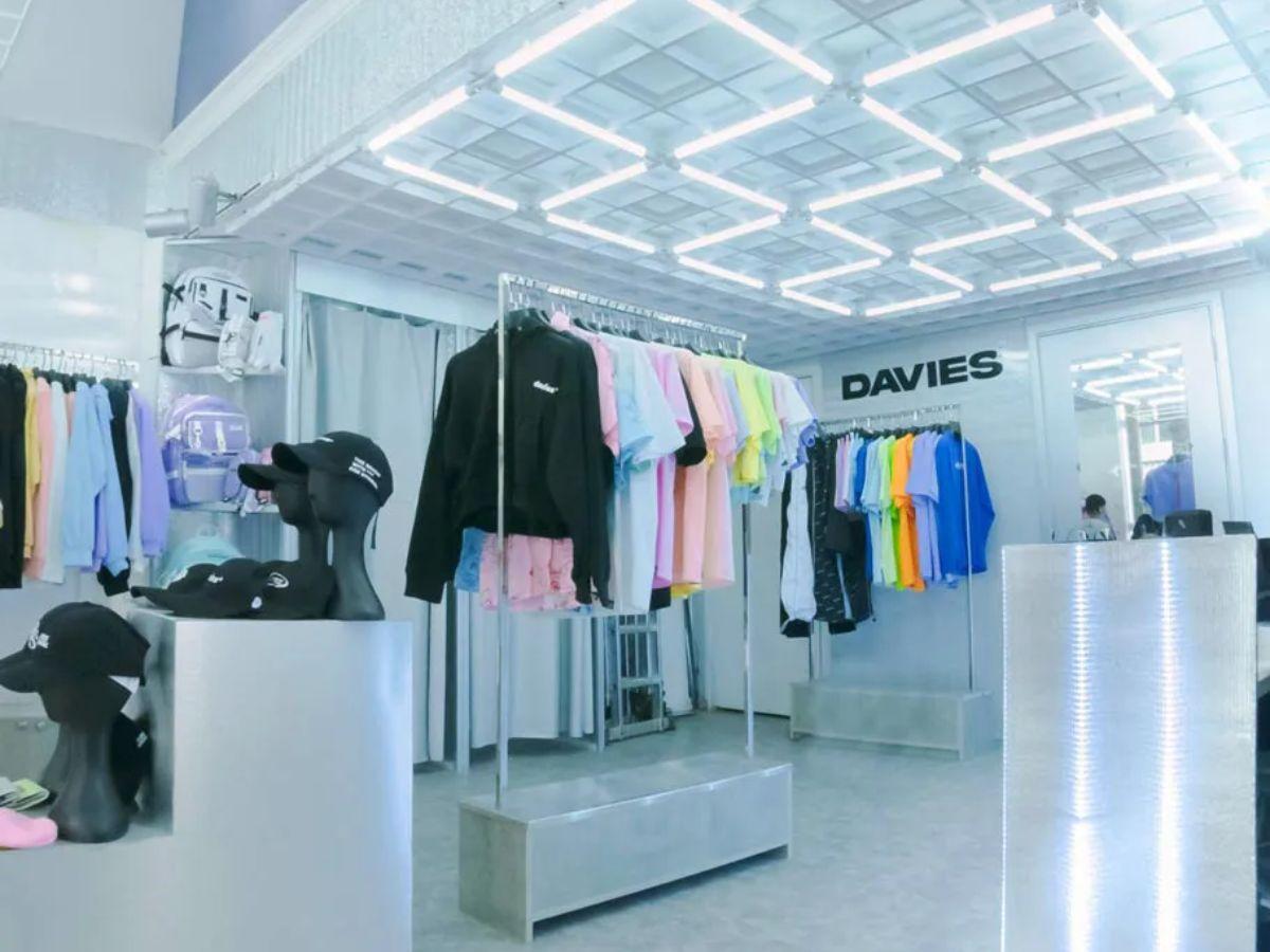 Phong cách chủ đạo của Davies là streetwear cá tính với form áo boxy rộng rãi