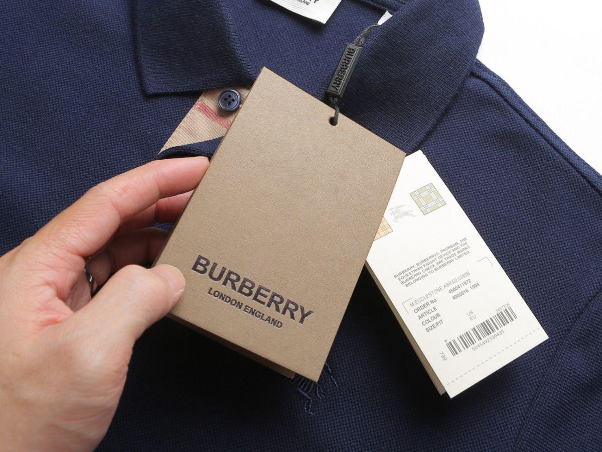 Những chi tiết như đường may, khuy áo và tag mác có thể tiết lộ nhiều điều về chất lượng và xuất xứ của sản phẩm