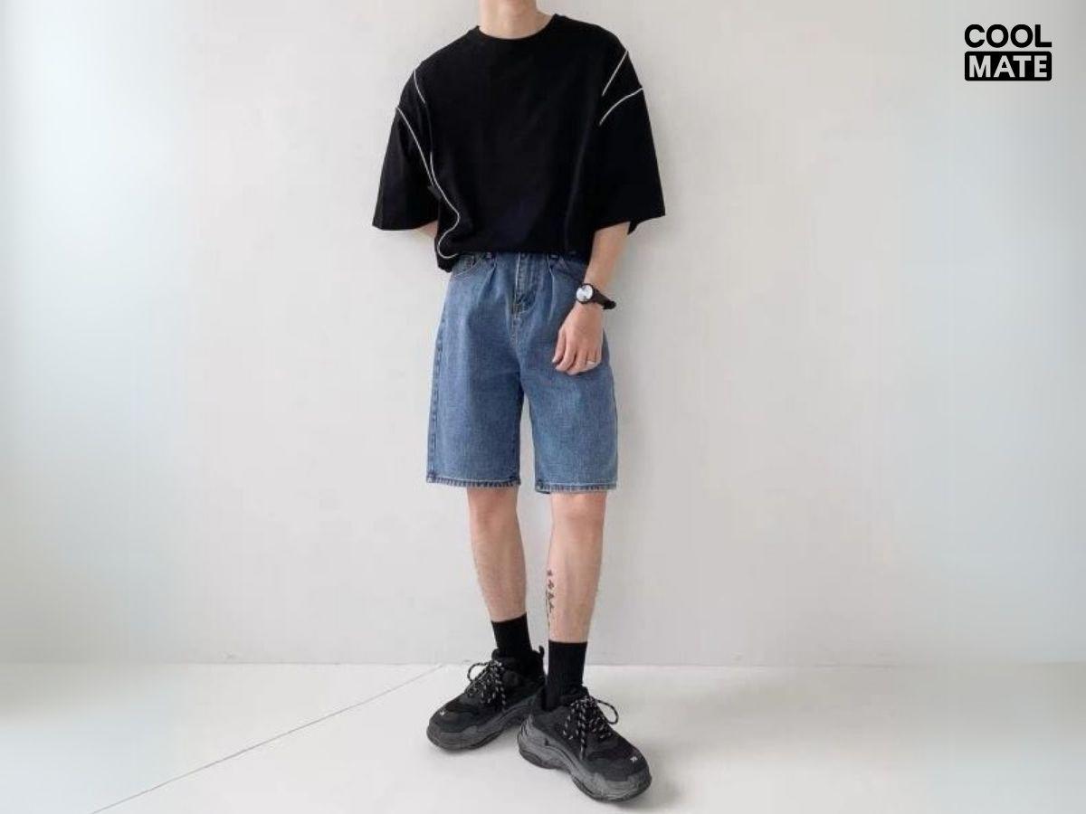 Phối đồ áo thun tay lỡ đen với quần short sáng màu và giày thể thao cho ngày hè
