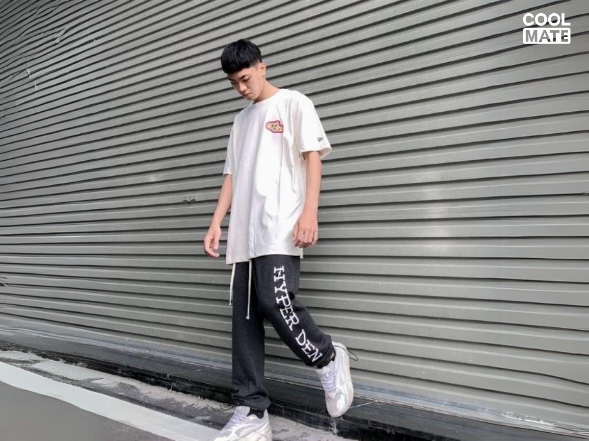 Cá tính và sôi động với set đồ áo thun tay lỡ trắng, quần jogger và giày thể thao