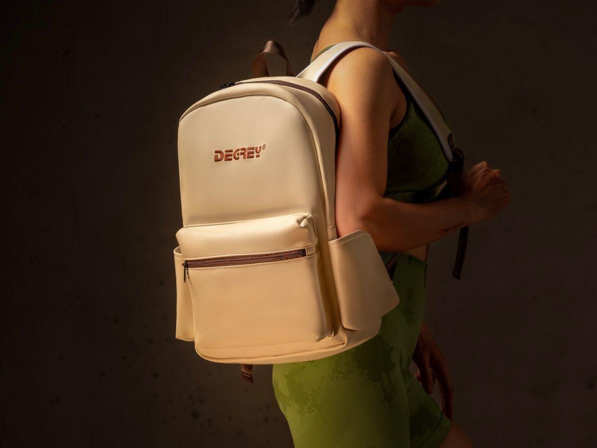 Balo Degrey với logo lớn
