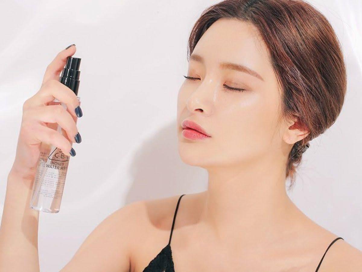 Xịt khóa makeup để cố định lớp trang điểm