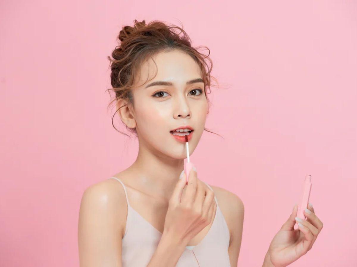 Sử dụng son tint để tạo lớp makeup trong veo chuẩn Hàn