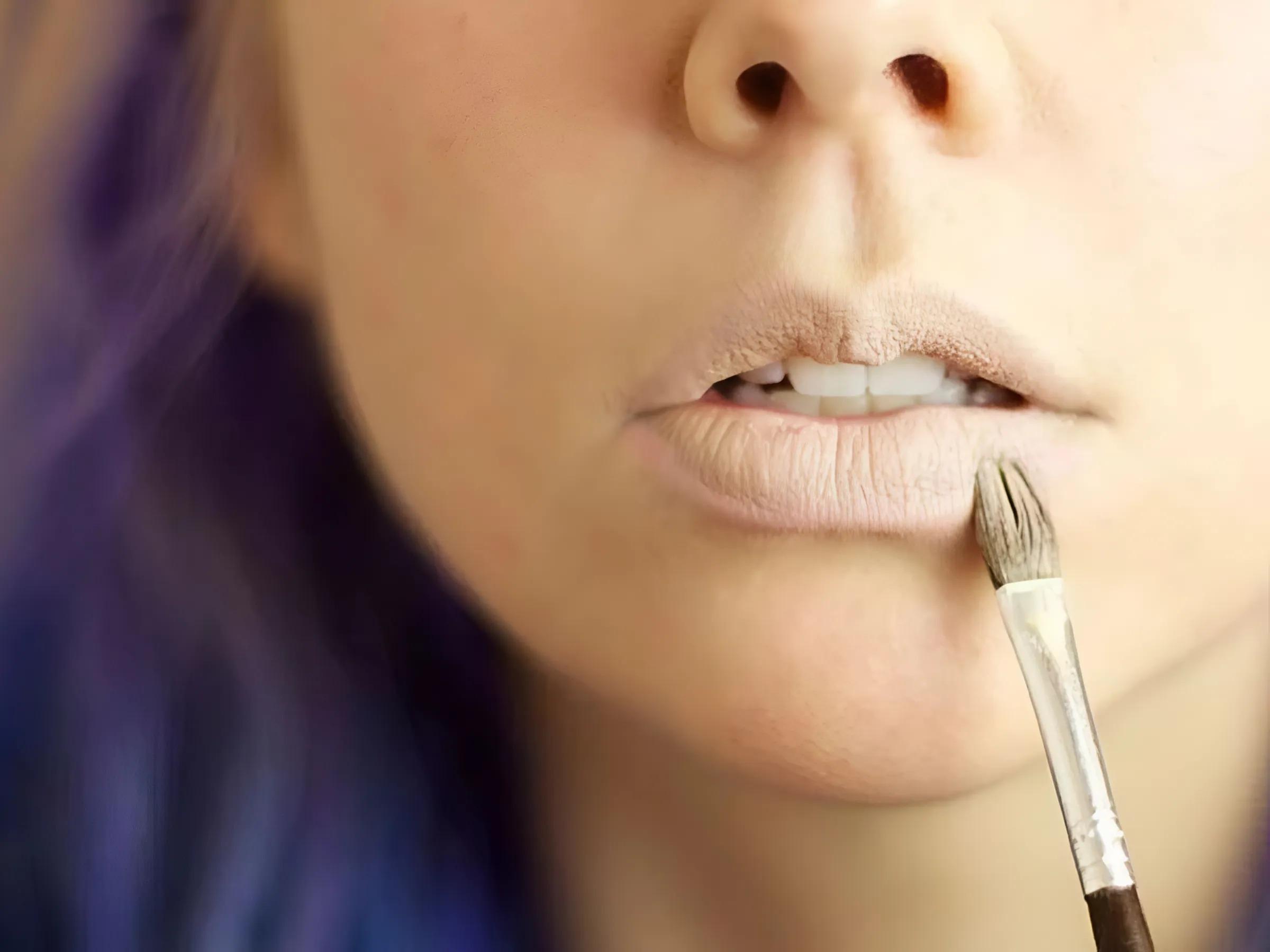 Sử dụng kem che khuyết điểm hoặc kem nền mỏng cho môi