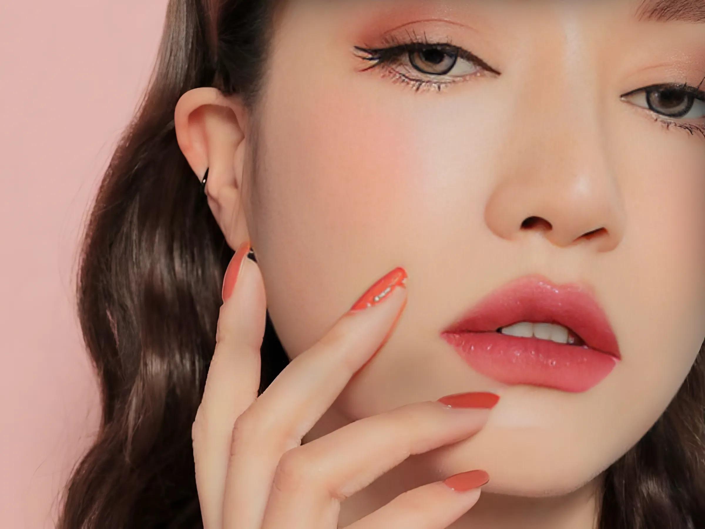 Mẹo dùng phấn phủ để khóa màu son trên môi thâm