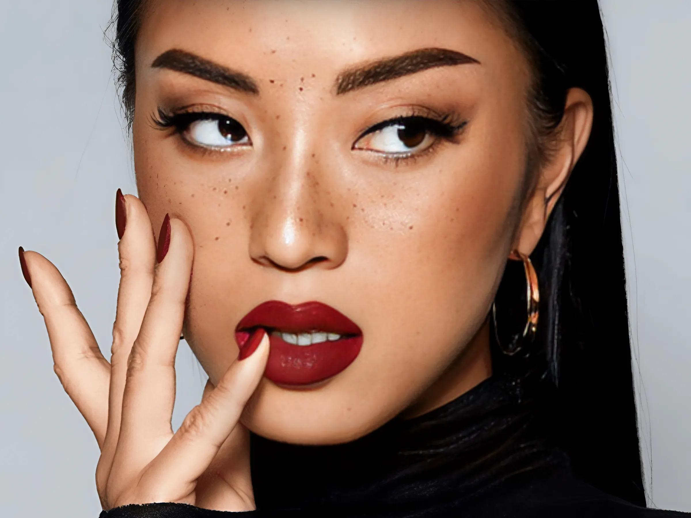 Sắc đỏ trầm, quyến rũ, sang trọng, che khuyết điểm hiệu quả