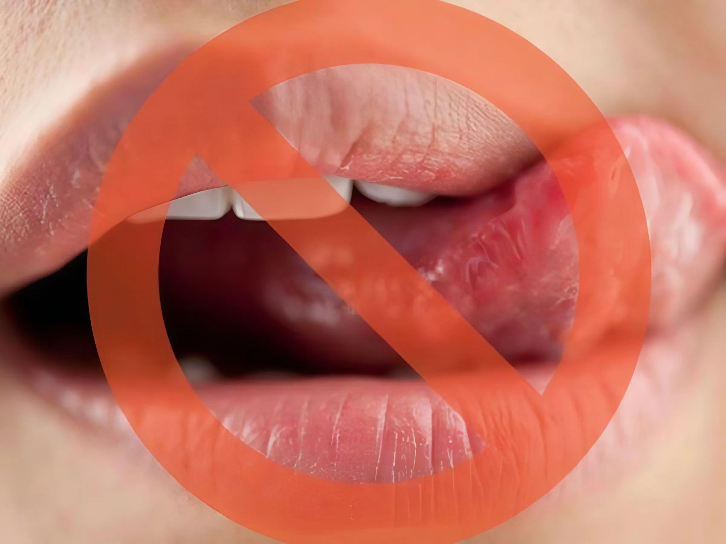 Không liếm môi thường xuyên