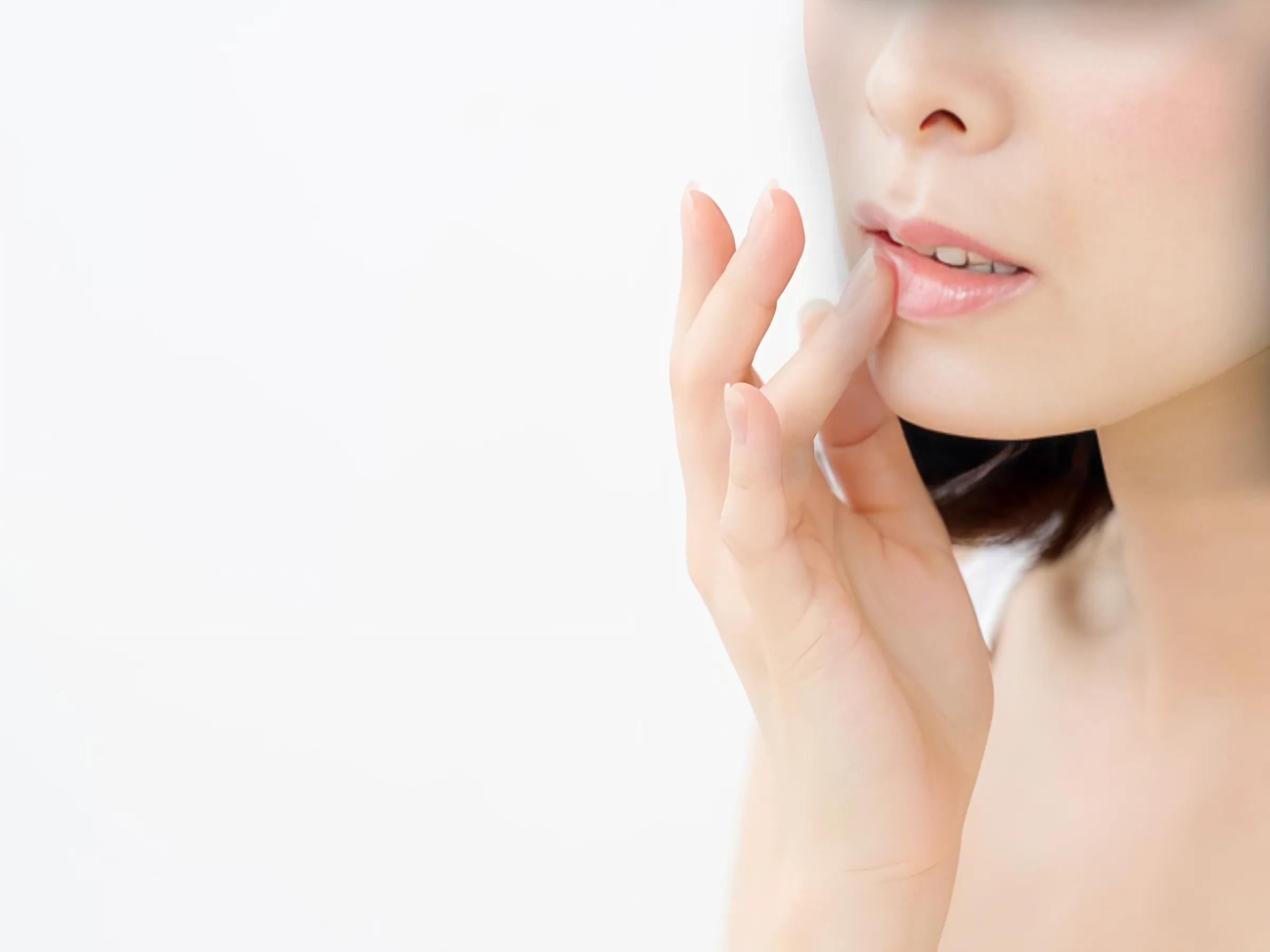 Cách tẩy trang môi đúng kỹ thuật để không làm tổn thương môi