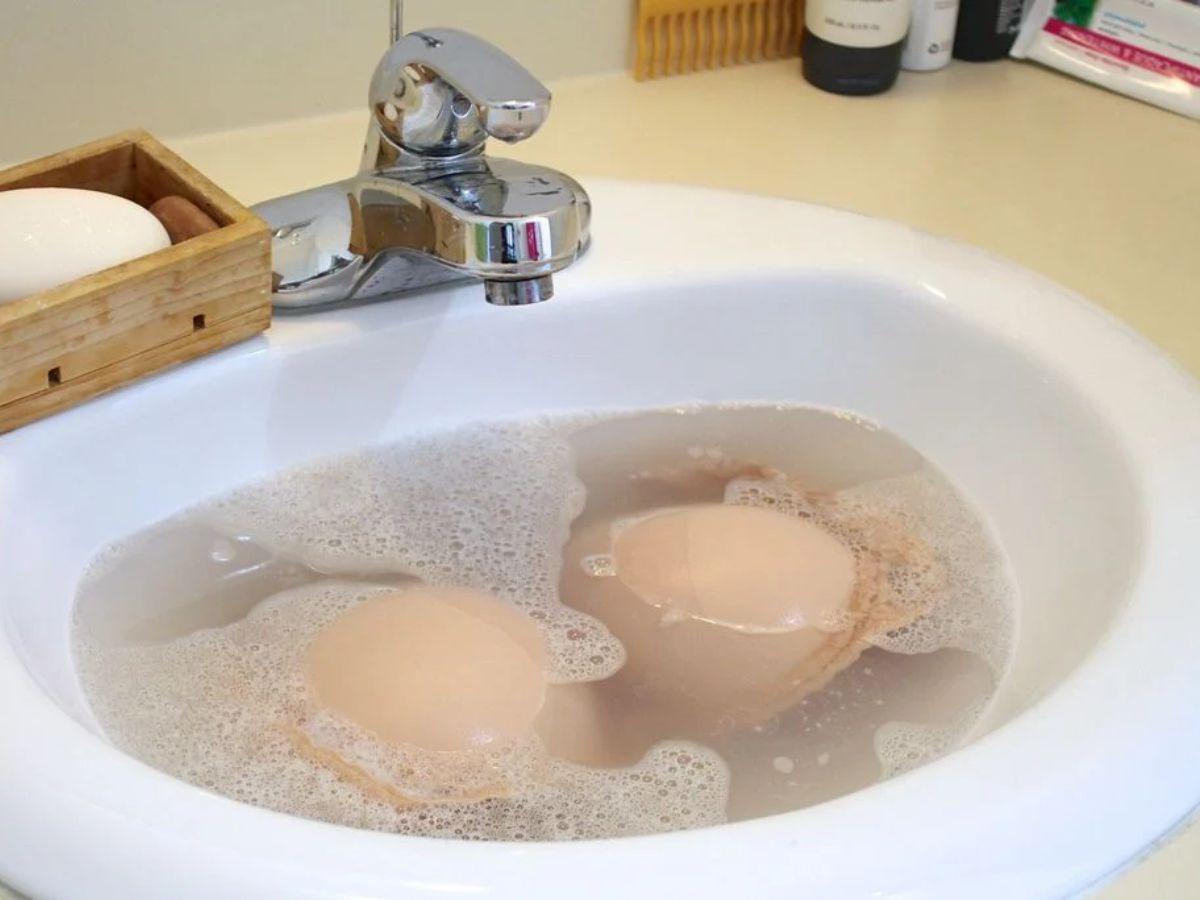 Ngâm áo ngực trước khi giặt để làm mềm vết bẩn và giúp quá trình làm sạch dễ dàng hơn