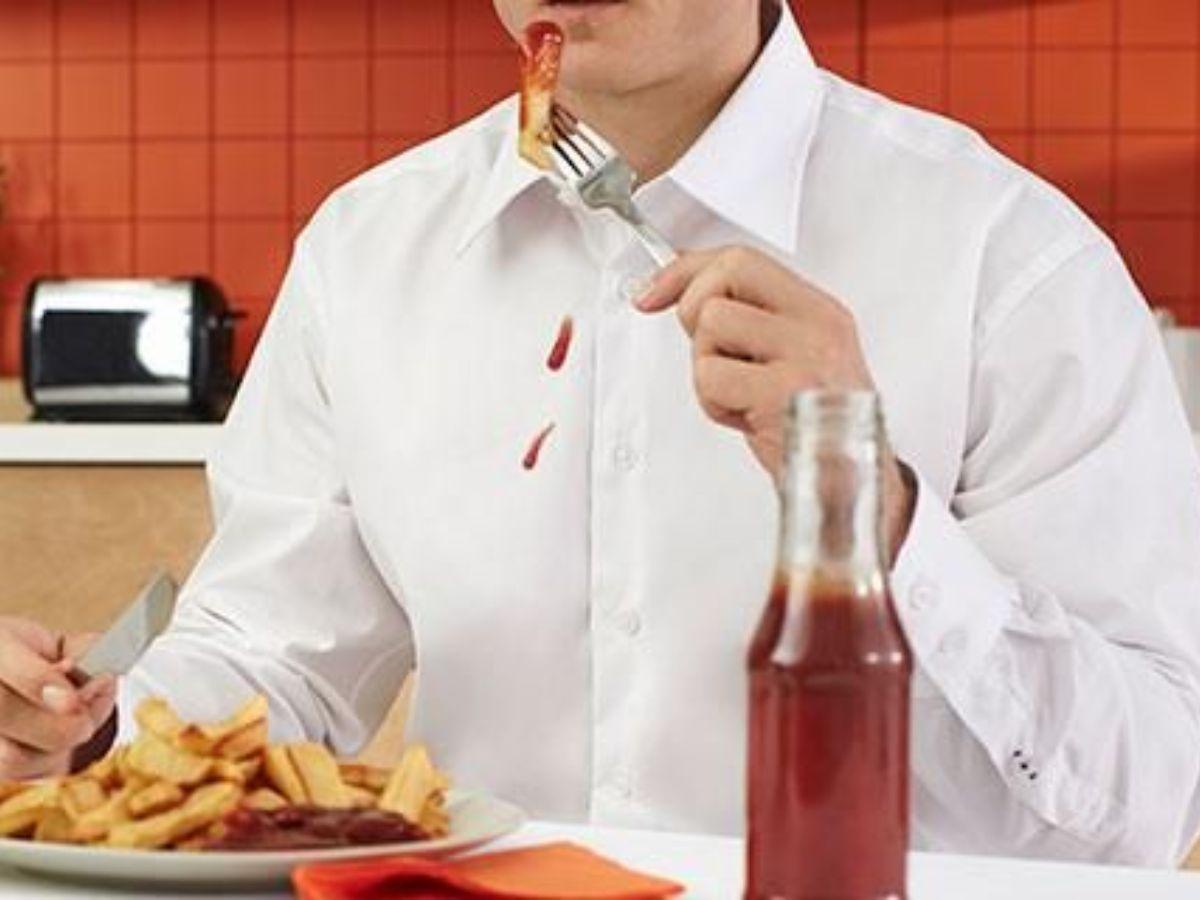 Tránh dùng nước nóng khi vệ sinh vì có thể làm vết bẩn bám chặt hơn