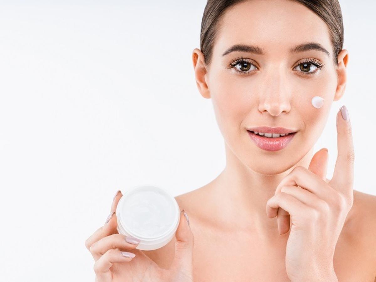 Khoá ẩm bằng kem dưỡng giúp da phục hồi 