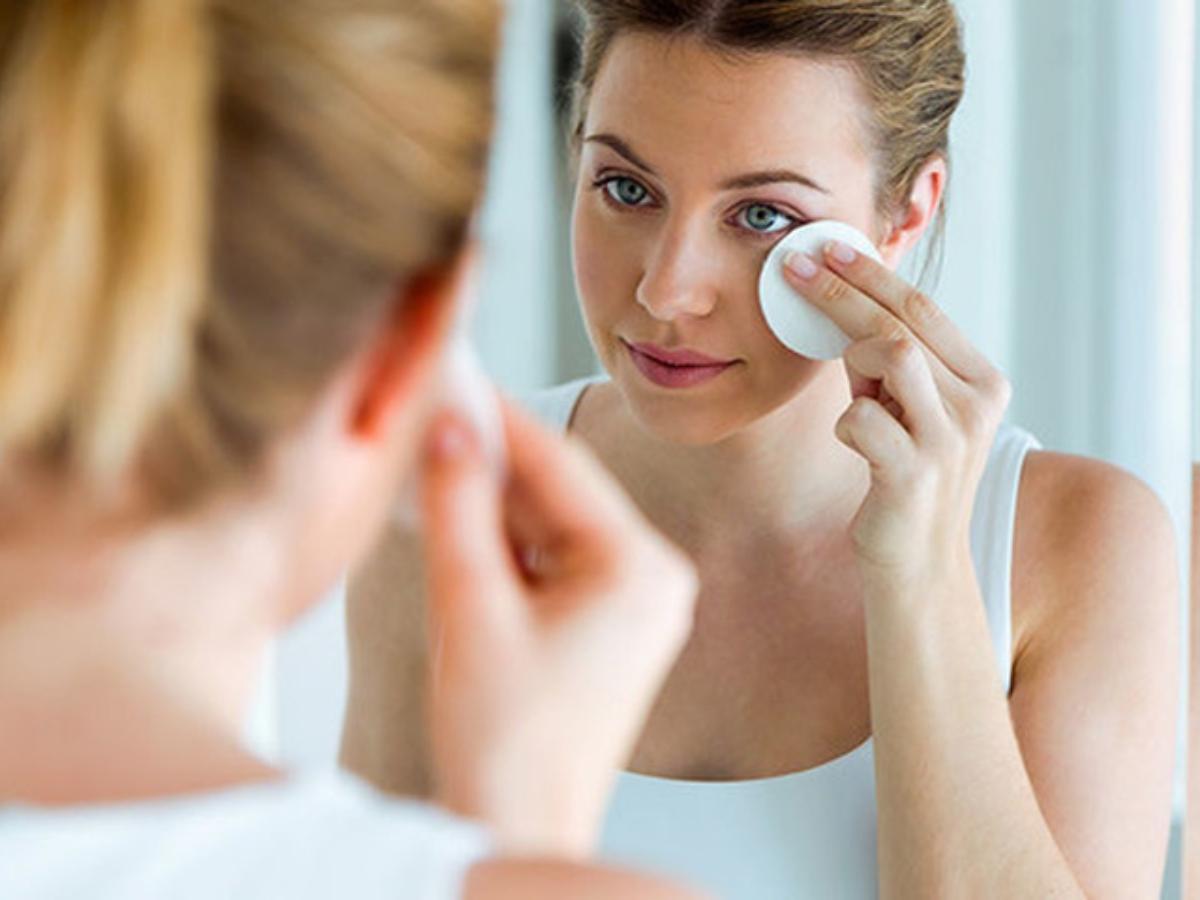 Chú ý tẩy trang sau mỗi buổi tối để da khoẻ mạnh