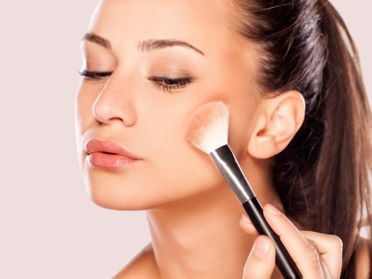 Phấn phủ sẽ giúp kiềm dầu, cố định lớp nền, hạn chế tình trạng cushion bị xê dịch